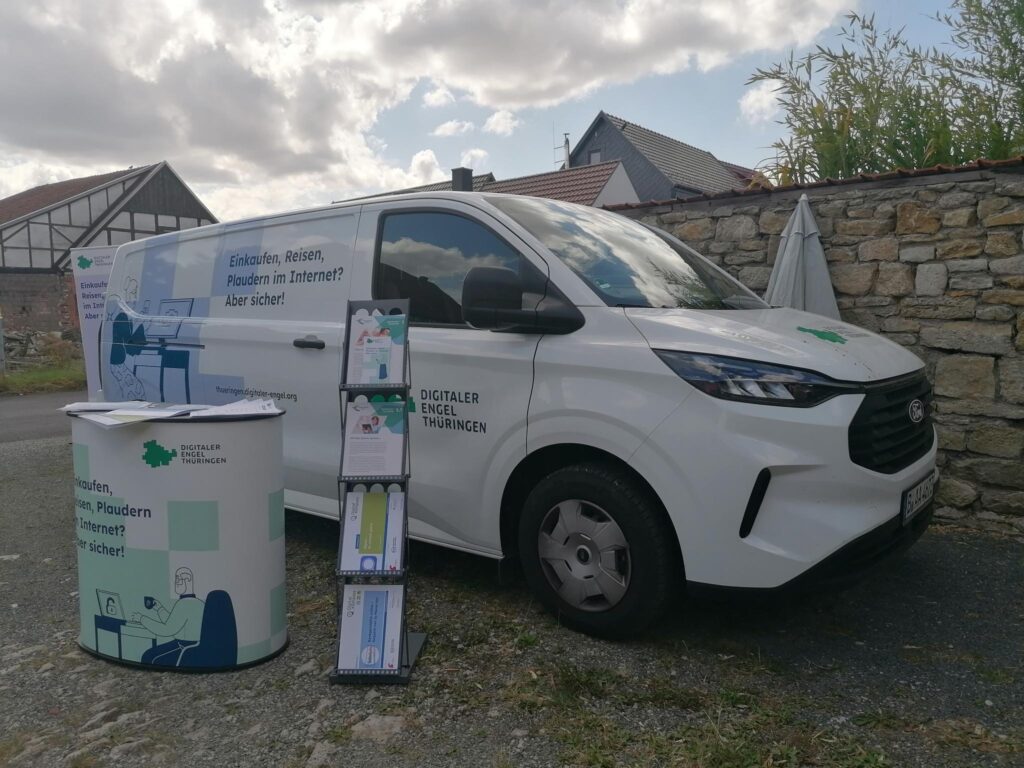 Ford Transporter des Digitalen Engels Thüringen mit Informationsmaterialien über Internetnutzung und Sicherheit.