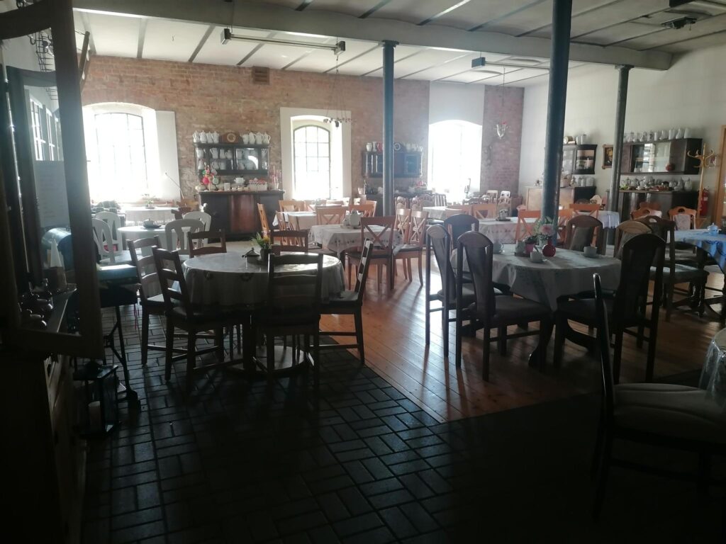 Ein leerer Raum mit Tischen und Stühlen bestückt.