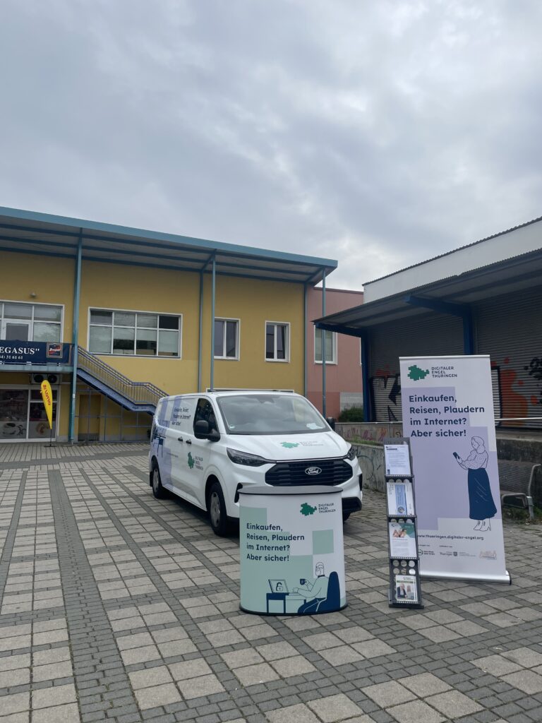 Der Transporter vom Digitalen Engel Thüringen auf dem Böblinger Platz in Sömmerda. Umgeben von aufgebauten Infoermation-Materialen.