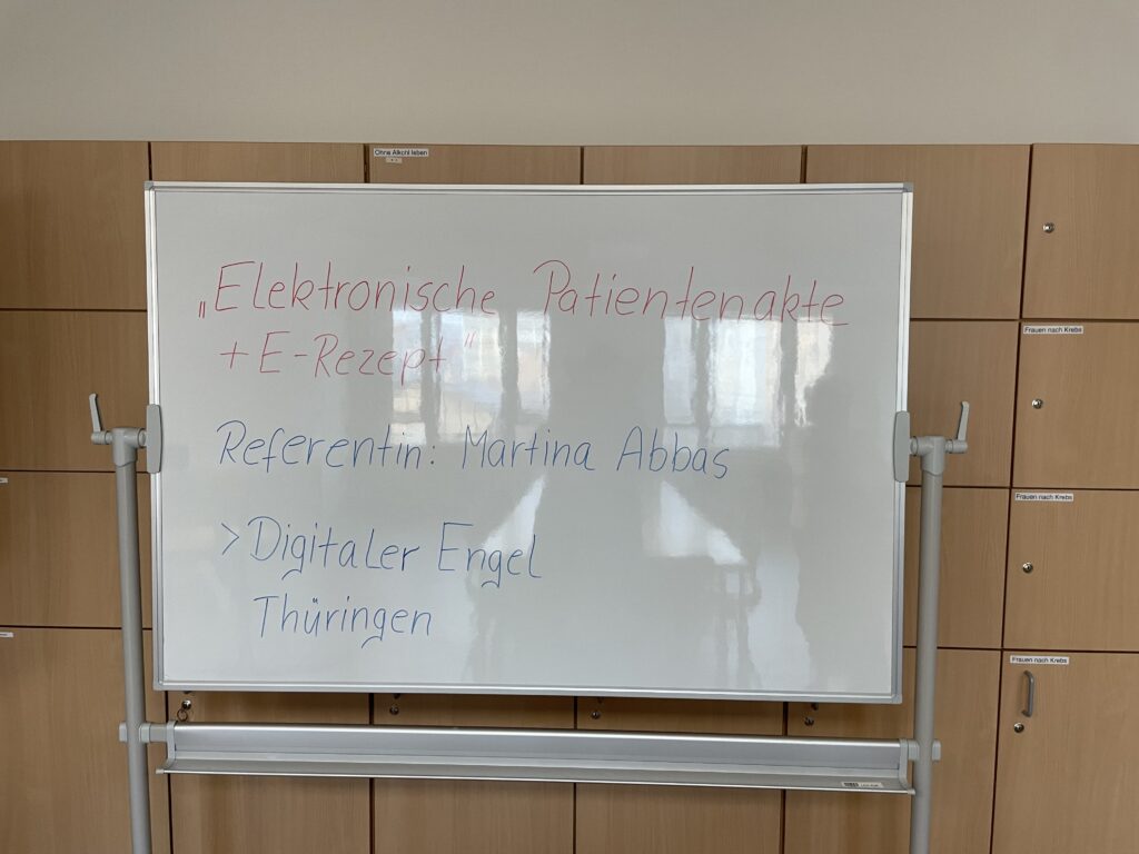 Eine weiße Tafel auf der die Veranstaltung zur ePA angekündigt wird.