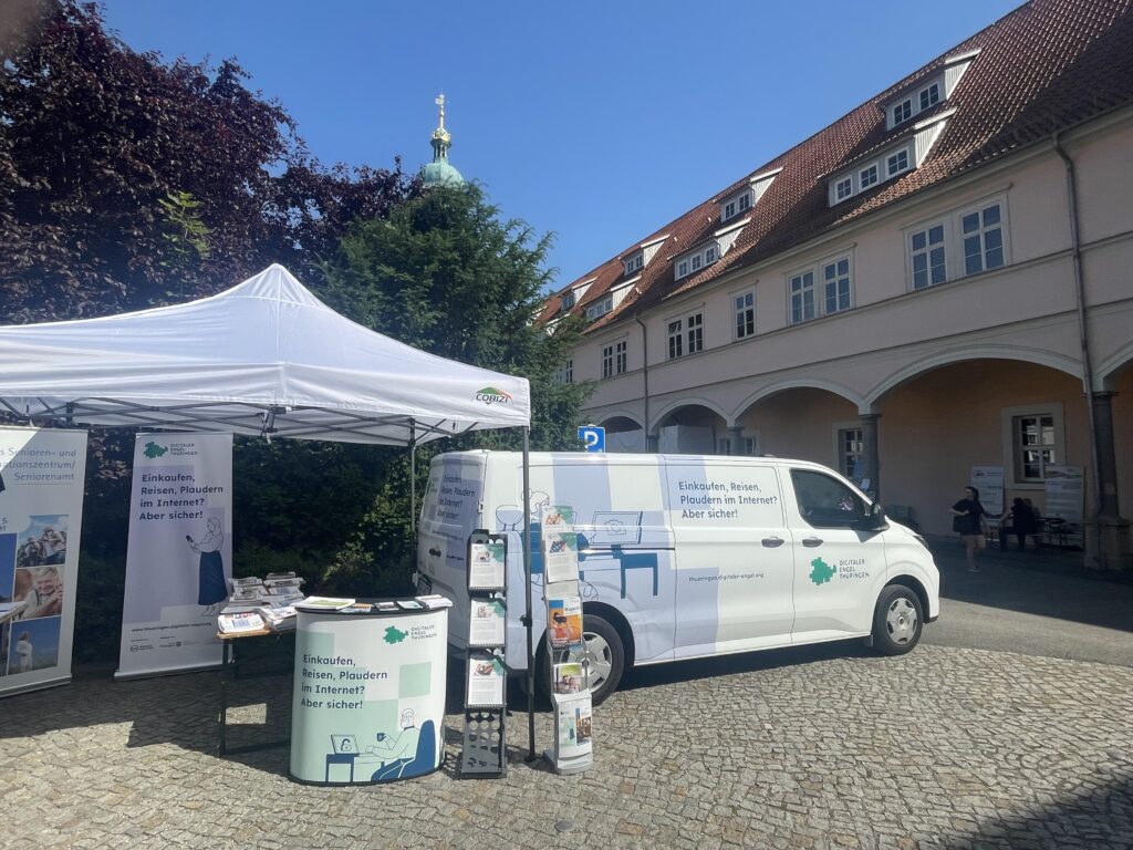 Ein gepflasterter Innenhof, auf dem Stände aufgebaut sind. Man sieht das Infomobil des Digitalen Engels Thüringen mitsamt eines Standes.