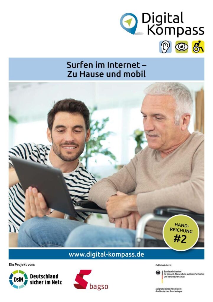 Zwei Personen sitzen nebeneinander, eine hält ein Tablet, die andere sitzt im Rollstuhl, im Hintergrund Pflanzen sichtbar