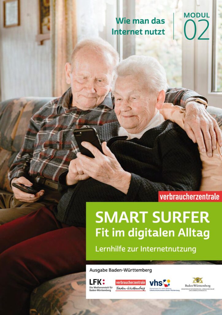 Älteres Paar sitzt auf einem Sofa und hält ein Smartphone und eine Fernbedienung