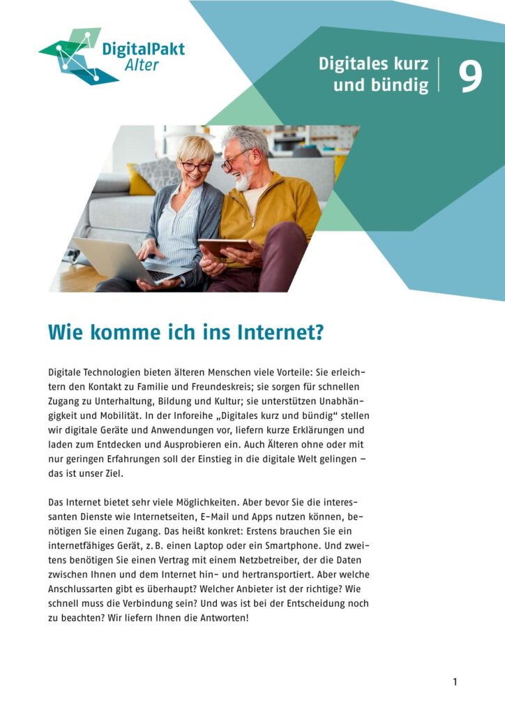 Zwei ältere Personen sitzen auf einem Sofa, eine hält ein Tablet, die andere einen Laptop, im Hintergrund ein modernes Wohnzimmer.