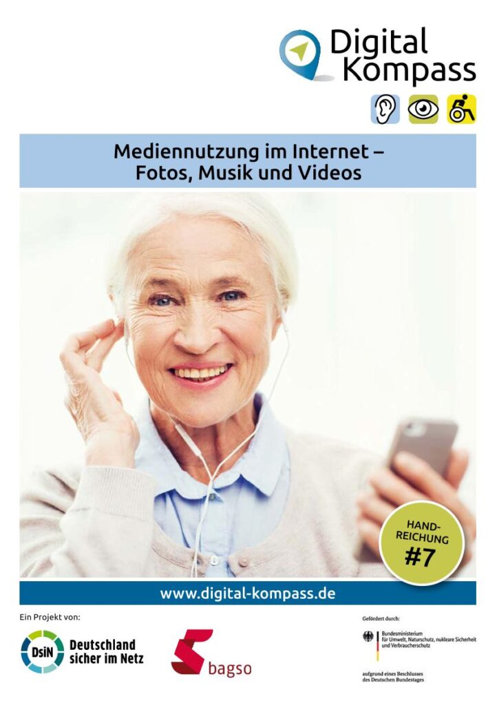 Broschürencover: Ältere Person mit weißen Haaren trägt weiße Kopfhörer und hält ein Smartphone in der Hand