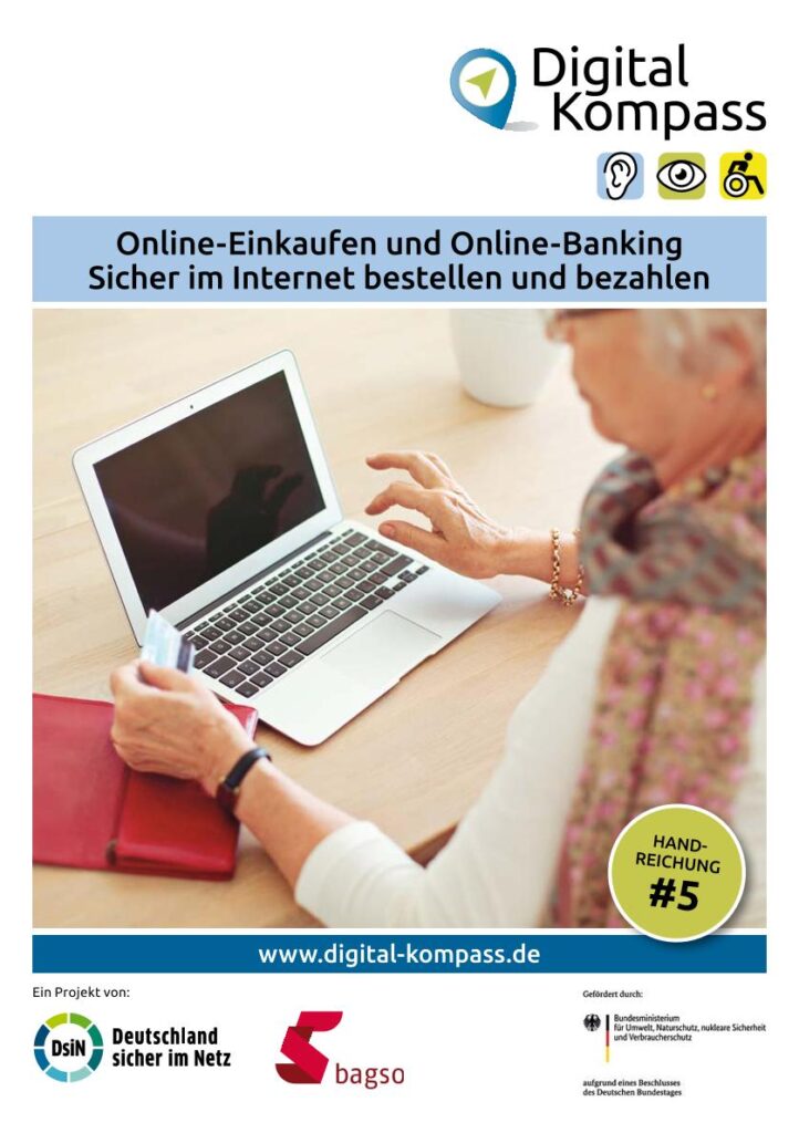 Broschürencover: Person sitzt an einem Tisch vor einem Laptop und hält eine Kreditkarte in der linken Hand