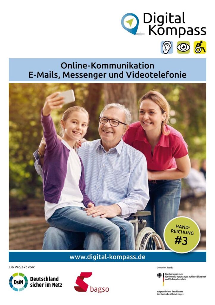 Drei Personen, eine im Rollstuhl, machen im Freien ein Selfie, eine Person hält ein Smartphone hoch