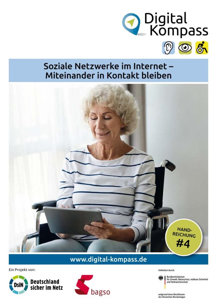 Ältere Person mit lockigem Haar sitzt im Rollstuhl und hält ein Tablet in den Händen