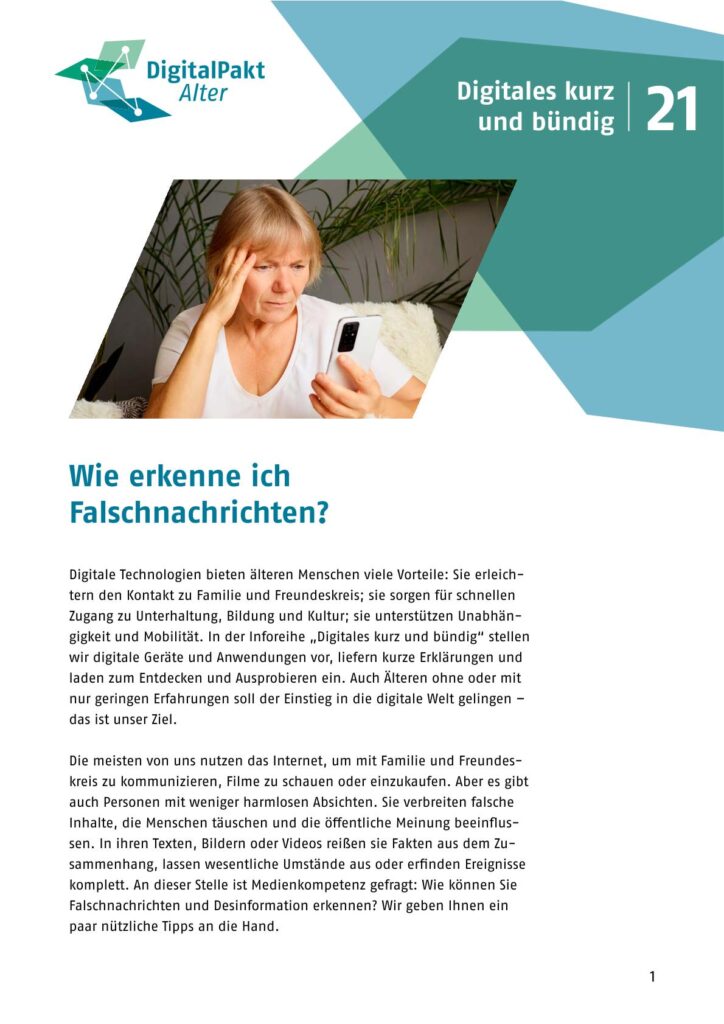 Frau sitzt auf Sofa und hält Smartphone in der Hand, umgeben von Pflanzen und Kissen, darüber Textblock mit Überschrift 'Wie erkenne ich Falschnachrichten' und Logo 'DigitalPakt Alter'