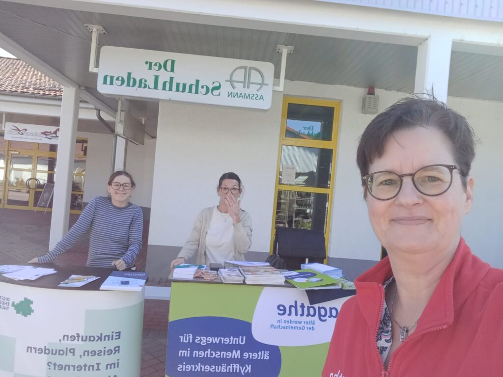 Martina steht mit einer anderen Person am Stand des Digitalen Engels Thüringe.