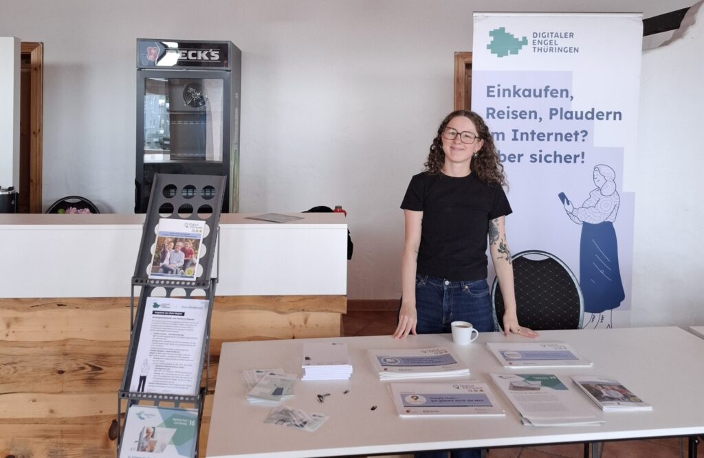 Sophie steht am Stand der Digitalen Engel Thüringen, der in einem Saal aufgebaut wurde.
